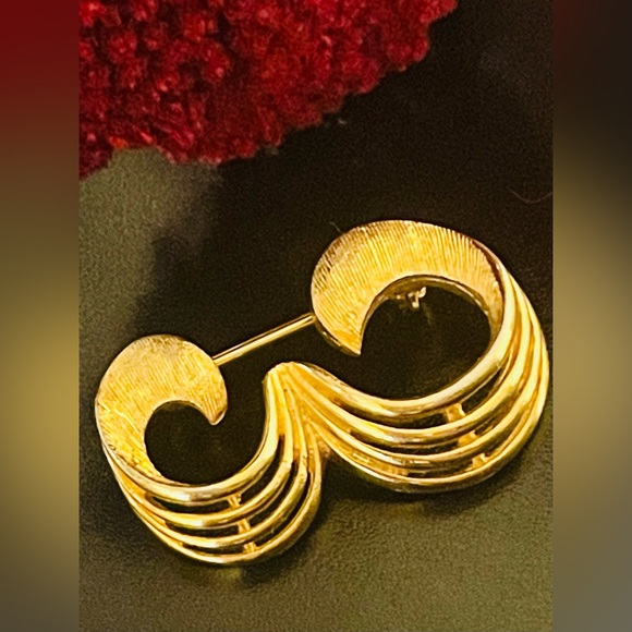 Vintage Signed Coro Gold Open Swirl Brooch - Picture 8 of 10